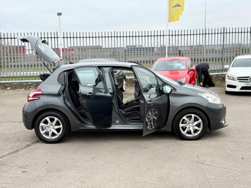 PEUGEOT 208